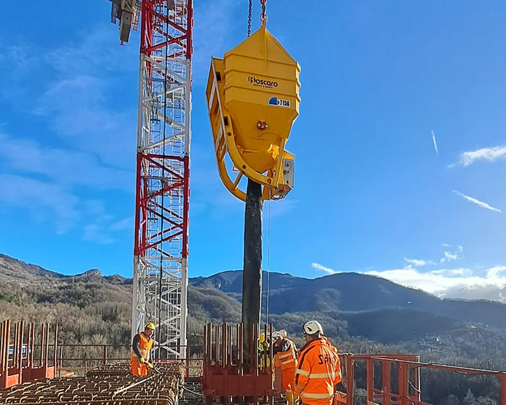 Benna coricata completa di tubo in gomma e apertura radiocomandata