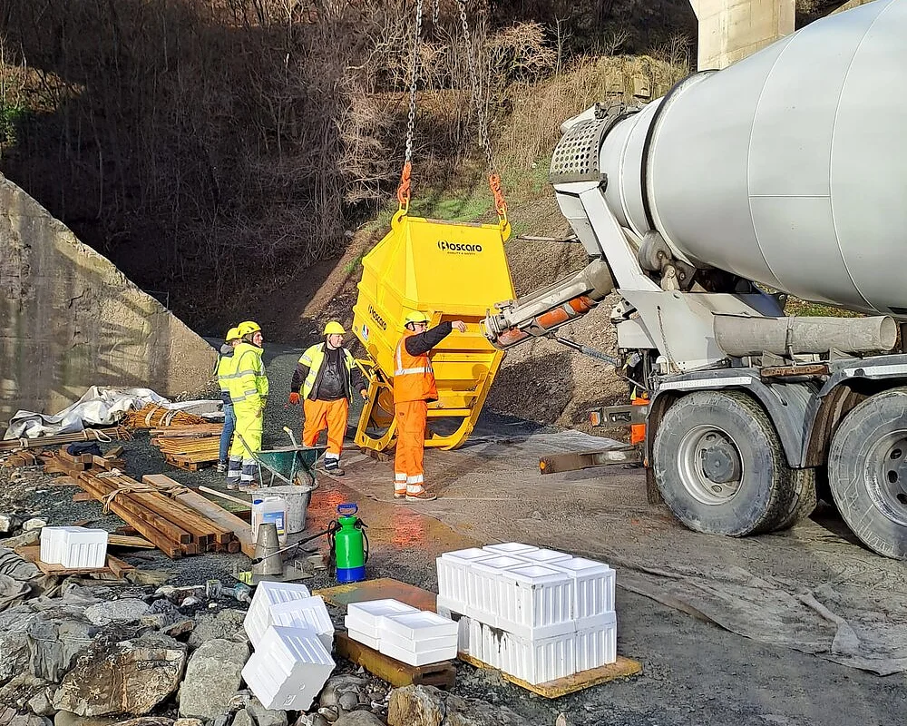 Benna coricata completa di tubo in gomma e apertura radiocomandata